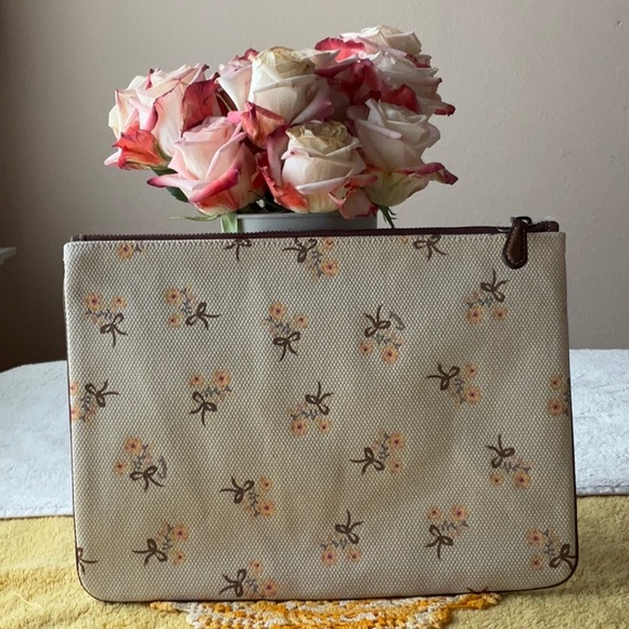 🐻 COACH WRISTLET 30 WITH VANDAL GUMMY 🐻 NWT 🐻 - Picture 9 of 16